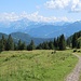 ...geht es mit hübschen Ausblicken in die Julischen Alpen bergab.