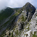 Problemlos Abstieg entlang dem Klettersteig entlang dem SW-Grat und durch die SE-Flanke hinunter zum Col 2120, darüber die Bergstation La Videmanette und der E-Grat zum Rocher à Pointes S-Gipfel, links La Videmanette