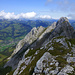 Blick vom Rocher Plat zurück zum Rocher à Pointes S-Gipfel und zu Le Rubli. Über Rougemont von links u.a. Les Rodomonts, Schneitgrat und Hundsrügg