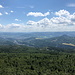 Děčínský Sněžník - Ausblick vom Aussichtsturm in etwa südöstliche Richtung. Halbwegs gut ist das für den Berg "namensgebende" Děčín (Tetschen) auszumachen.