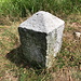 Unterwegs auf dem Děčínský Sněžník - Blick auf einen Stein, der offenbar vor längerer Zeit auch zu Vermessungszwecken diente. Später wurde dafür der Aussichtspunkt genutzt ([https://de.wikipedia.org/w/index.php?title=Spezial:Suche&search=k%C3%B6niglich+s%C3%A4chsische+triangulirung&fulltext=1&profile=default&ns0=1 Königlich-Sächsische Triangulirung]).