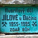 Unterwegs am Děčínský Sněžník - Tafel am Mundloch der ehemaligen Fluoritgrube, Bývalý fluoritový důl, die auch als Jeskyně pod Sněžníkem, "Höhle unter dem Schneeberg", ausgewiesen ist: Bis 1993 (bzw. 1995) wurde in einem ca. 21 km langen Stollensystem Fluorit abgebaut. Heute bildet das offenbar einzig erhaltene Mundloch einen (nicht öffentlichen) Zugang zu verbliebenen Stollenabschnitten und Höhlen.