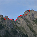 Le Rubli ENE-Grat vom Aufstieg bei Les Planards: von links Tête de Chat, 1. Gendarm, der N umgangen und von NW bestiegen werden kann, 2. und 4. Gendarm (der 3. liegt hinter dem Sattel in Bildmitte), 5. Gendarm, der von S bestiegen werden kann, Quergang zur N-Rippe und Graskehle
