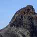 Der Gipfelaufbau der Kyrkja (2032m) vom Kyrkjeoksle. Kaum zu glauben, dass man dort in nur leichter Kletterei (I) hochkommt.