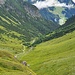 Die Stierlochalpe mit dem Wanderpfad (rechts) in Richtung Gstüt-Alpe