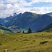 Blick über die Gstüt-Alpe nach Lech und zum Wösterhorn