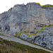 Nach einem kurzen Abstieg und Gegenaufstieg gelangen wir beim Einstieg der Via ferrata Tour d'Ai an. Der Verlauf vom Klettersteig ist hier gelb markiert.
