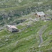 Die Obere Mooshütte (links) und die Bahntrasse mit Bahnwärterhäuschen