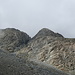 La "scorciatoia ". Si arriva dall'alto a destra, si traversa su di un'esposta cengia di pietrisco e si entra nel canale che si scende interamente sino a trovare il sentiero per il Col de Raye Chevrère  a 2400 m