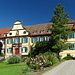 Das Schloss liegt unmittelbar an der Sraße