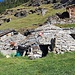 Ein sog. Crot bei der Bergbeiz von San Romario. Der aus Natursteinen erstellte Rundbau dient noch heute als natürlicher "Kühlschrank" 