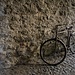 Lierna. Bicicletta appoggiata al muro nel Borgo Castello. Febbraio 2020. La cosa interessante è che dopo più di un anno la stessa bicicletta era appoggiata nello stesso punto contro il muro.