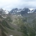 Gipfelpanorama: Links die Gratfortsetzung zum Piz Murtera - ganz rechts in Wolken eingehüllt der Piz Linard