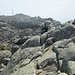 Vista verso Sa Berritta, dove mi recherò dopo mangiato; nel gruppo di abeti in secondo piano (un po’ a sinistra) si trova l’area di sosta della Madonna della Neve mentre a sinistra, in primo piano, si vedono le rocce appoggiate su cui si svolge l’ultimo tratto di salita a Punta Giugantinu. Qui si comprende bene la tipica conformazione granitica del Limbara, che si estende su una superficie molto vasta.