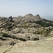 Sulla via del ritorno, tra i blocchi granitici, emerge Punta Giugantinu raggiunta prima dello spuntino (in centro foto).