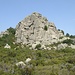 Spesso si passa vicino a formazioni rocciose dalla forma e dalle linee particolari. Dalle esperienze passate, ho visto che l’avvicinamento a questi gruppi è sempre problematico, a causa della vegetazione veramente impenetrabile che ne impedisce spesso il raggiungimento.