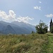La vista sulle montagne dalla cappella di San Michele. Il monte boscato al centro della foto è il San Giuliano, 1346 metri.