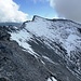 ... die schneebedeckte Querung zu meinem Gipfelziel.
Es trennten uns nur 31 Höhenmeter und 470 m Distanz von meinem Ziel, aber die Besteigung mit dem Schnee war mir einfach zu riskant und so musste ich mich wohl oder übel mit dem Vorgipel zufrieden sein. Trotz allem ich war zufrieden auch mit dem Wissen, dass ich's geschaft hätte