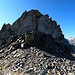 <b>La rocca sommitale vista da qui sembrerebbe invalicabile per semplici escursionisti; ci provo comunque.</b>