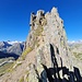 <b>Rimangono si è no 10 m di salita, molto aerei, ma con buoni appigli sul lato destro di ascesa. Il fondo è asciutto: accendo l’action cam e decido di continuare.</b>