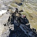 <b>Chilchhorn Cima Sud (2784 m).<br />C’è persino un omino di pietre, tuttavia non cerco il libro di vetta, che probabilmente non è nemmeno presente. Mi guardo attorno, quindi, dopo non più di quindici secondi di permanenza in vetta, decido di scendere immediatamente verso lidi più sicuri…</b>
