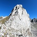 <b>Raggiunta la base del bastione roccioso quotato 2760 m, decido di svoltare a destra e di scendere lungo il fianco est, su sfasciumi, pietraie e nevai, in direzione del laghetto senza nome a 2465 m.<br />Queste rocce, dette Streifengneiss (gneiss listati), hanno circa 430 milioni di anni.</b>