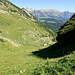 Rückblick, bei der Nausner Alp habe ich den Wanderweg verlassen und bin weglos in Richtung der Felsen hinauf gewandert.