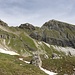 der Weiterweg quert unterhalb in den Schrofenhängen nach rechts