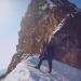 Hugisattel (4088m). Hier lassen wir den Rucksack zurück und klettern über den MW-Grat aufs Finsteraarhorn. Eigentlich ist es erstaunlich, denn obwohl das Finsteraarhorn so abgelegen ist, gehört es zu jenen Hochgipfeln der Alpen, die als erste bestiegen wurden. Im Sommer 1812 machte sich der Aarauer Naturforscher Rudolf Meyer mit drei Bergführern vom Grimsel auf den weiten Weg zum Gipfel. Damals gab es noch keine auch nur einigermassen zuverlässige Karte der Region und viele der Gipfel über den Gletschern trugen nicht einmal Namen. Meyer blieb unterhalb des Gipfels zurück, doch hätten seine Führer (A. Abbühl, A. Volker, J. Bortes) den höchsten Punkt bezwungen. Diese Behauptung ist jedoch angezweifelt worden und es wird wohl immer ein Geheimnis bleiben ob die Erstbesteigung tatsächlich 1812 erfolgte. Sicher ist jedoch dass Franz Hugi aus Solothurn 1829 mit den Bergführern J. Leuthold und J. Währen über den Hugisattel und den Nordwestgrat zum Gipfel aufstiegen.  Kurz vor dem Gipfel musste Hugi wegen einer Verletzung in den Sattel zurücksteigen, zum Trost wird er seitdem Hugisattel genannt.