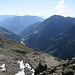 Sicht ins Val Susaca mit dem Weiterverlauf der Pass-Strasse
