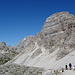 Il Monte Paterno, da qui tozzo, visto dalla forcella Lavaredo. A sinistra la Torre di Toblin.
