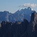 Dietro la Torre Siorpaes (Cadini di Misurina) emerge l'Antelao.