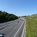 Wenig später fährt man über die A96, welche jüngst zwischen Germering und Gilching auf 3 Spuren ausgebaut wurde - für schlappe 130 Millionen Euro. Die beiden Halbtunnel, welche aus Lärmschutzgründen gebaut werden, fressen im übrigen alleine pro Jahr 380 000 Euro Nutzungskosten - Wartungsarbeiten und Reperaturen nicht eingerechnet. 