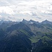 Blick Richtung Süden,Holzgauer Wetterspitze ,Feuerstein-mitte und Vorderseespitze-rechts dominiert die Szenerie.
