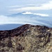 der Krater am Gipfel,dahinter der Mount Rinjani auf der Insel Lombok,600m höher als der Agung,ebenfalls ein interessantes Ziel