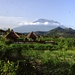 Agung-der Riese über einer grünen Insel
