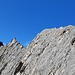 Oberhalb ist der sehr brüchige und scharfe Nordgrat der Nördlichen Gabelspitze zu sehen.