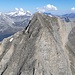 Von der Südlichen Gabelspitze sieht die Nördliche trügerisch einfach aus. Rechts ist die unschwierige Arventalspitze erkennbar.