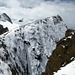 Am Ende des Grates das Gipfelkreuz des Bättelmatthorns. Im Hintergrund links das Rothorn, der Griesgletscher und das Blinnenhorn. Bild von Eugen.