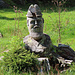 Holzfigur am Wegesrand.