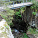 Brücke über die wilde Schlucht im mittleren Teil der Wanderung.