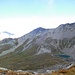 Blick vom Piz Clünas (2793 m) zum Minschun Pitschen.<br />Vom Piz Clünas steigt man zunächst zum See hinunter von wo der Aufstieg zum Sattel rechts des Minschun Pitschen erfolgt.