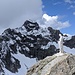 Am Ostgipfel: Mit der Madonnen-Statue wähnt man sich fast in den italienischen Westalpen. Die Verpeilspitze sieht schon sehr winterlich aus.