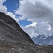 Eine letzte blaue Wolkenlücke mit Blick auf den Ostgrat. Kurz danach zog es endgültig zu und schüttete...