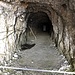 In Kaverne Nr. 8 findet sich dann auch der Zugang zum Tunnel, der allerdings sowohl mit Stahlseilen versperrt als auch mit einer Tür verschlossen ist.