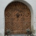 S-charl. Prächtige Eingangstüre eines Engadiner Hauses, flankiert von Edelweissen