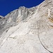 Der obere Klettersteig nach dem Gletscher (B/C). Der Zustand der Randkluft ließ heute nur einen Übergang bei dem rechten Kabel zu.