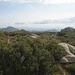 Eccoci sull’altipiano da dove si vedono gli altri gruppi granitici sul versante di Tempio. Oltre, si intravede il Lago del Liscia e, quando il cielo è terso, si vede la Corsica separata dalla Sardegna dalle Bocche di Bonifacio.