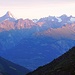Sonnenaufgang über den Berner Alpen, links dominiert das Bietschhorn.