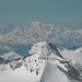 Gipfelpanorama Nr. 3: vorne Tschingelhorn, hinten Grandes Jorasses und Mont Blanc